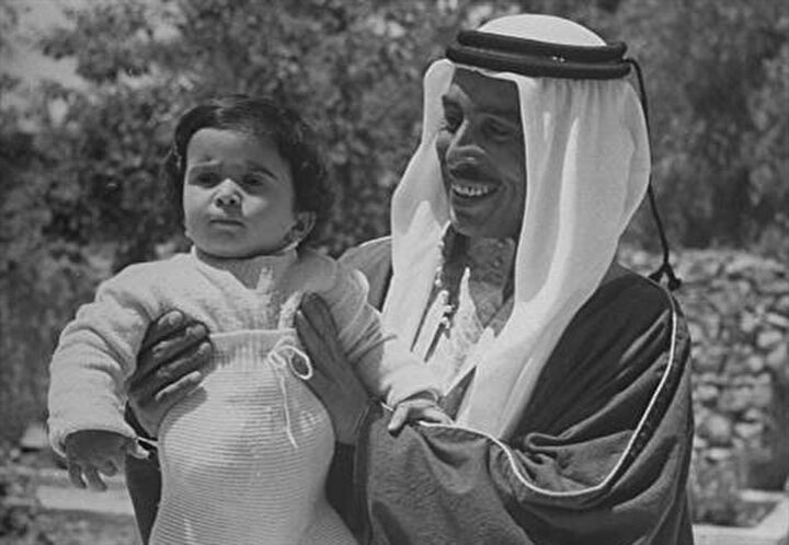 Ürdüm Haşimilerinin ilk torunu Hüseyin, babası Talal bin Abdullah'ın kucağında.