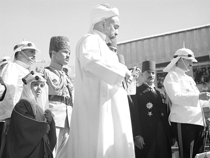 Beş yaşındaki Hüseyin, dedesi Kral Abdullah'la beraber Arap İsyanı'nın 24. yılı kutlamalarında.
