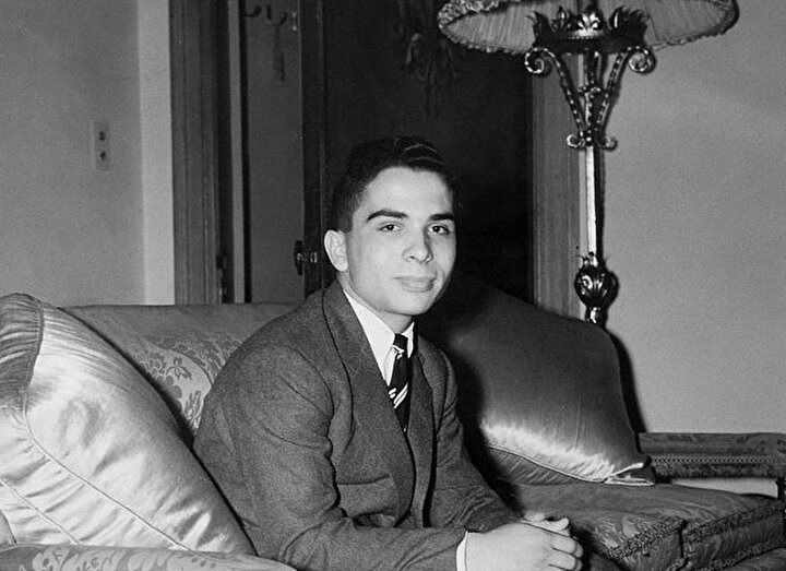 Genç Hüseyin, kral olduktan sonraki niyabet döneminde Sandhurst'teki eğitimine devam etti.