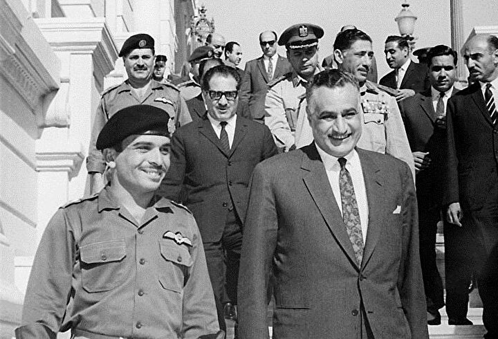Hüseyin ve Abdunnasır (Sağda), 30 Mayıs 1967'de Kahire'de bir araya gelerek bir savunma anlaşması imzaladılar.