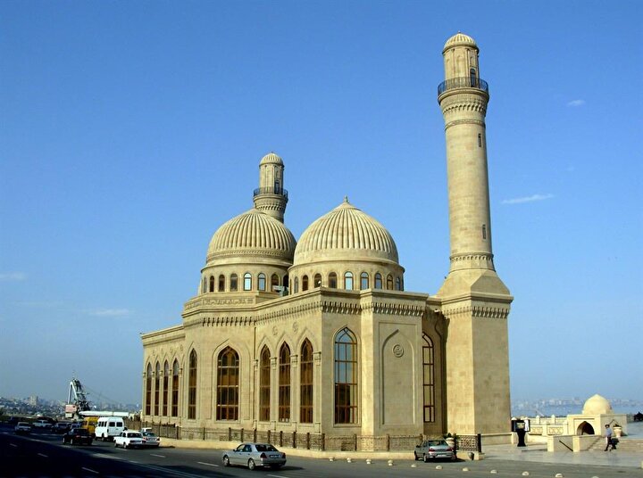 Bibi Heybat Camii, Baku. 1930'larda yıkılan cami, sonrasında yeniden inşa edilmiştir.