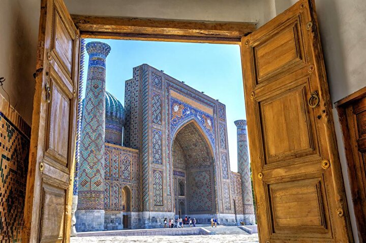 1636'da yapımı tamamlanan Şirdar Medresesi, Semerkand Valisi Yalangtuş Bahadır tarafından inşa ettirildi. (Shutterstock)