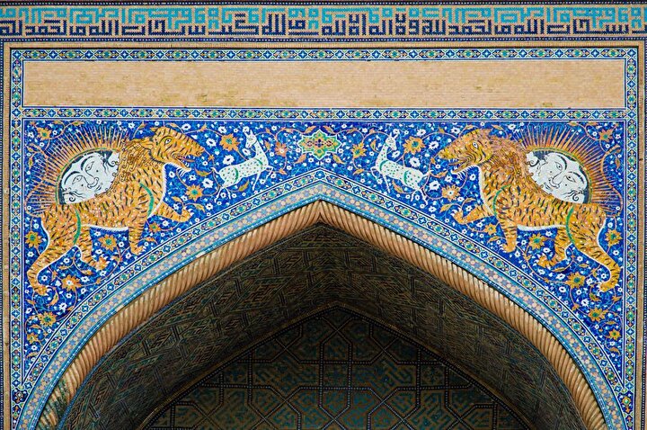 Medreseye ismini kapısının üzerindeki kaplan ve güneş motifleri veriyor. Esasında ''şir'', ''aslan'' demek, ancak yerli ahali, binayı bu isimle anmayı uygun bulmuş. (Shutterstock)