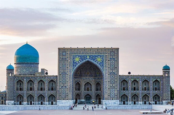 Tillakari Medresesi, kendisinden önceki iki eserin arasına, Registan'ın kuzeye bakan bölümüne inşa edilmiştir. (Shutterstock)
