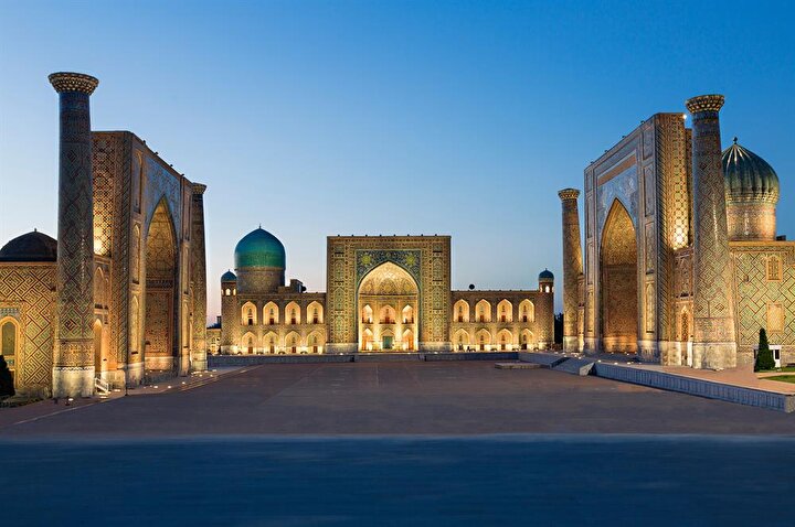 Registan Meydanı'nda üç medrese bulunuyor: Uluğ Bey Medresesi (Solda/Batıda), Şirdar Medresesi (Sağda/Doğuda) ve Tillakari Medresesi (Ortada/Kuzeyde) (Shutterstock)