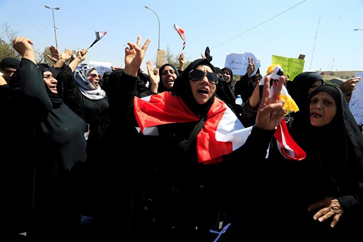 Basralı kadınlar da gösterilerde ön safta yer alıyor. (Fotoğraf: Alaa al Marjani - Reuters)