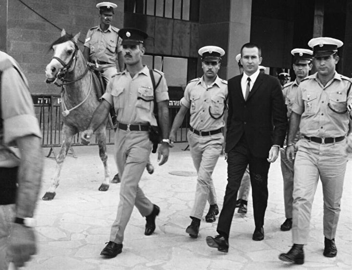 Denis Michael Rohan (Takım elbiseli), Kıble Mescidi'ndeki yangının faili olarak gözaltına alınmıştı.