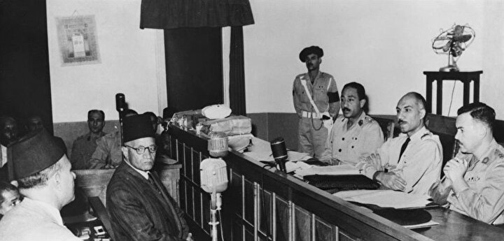 Hasan el-Hudeybi (ortada)Mısır yönetimi tarafından çıkartıldığı mahkeme salonunda.