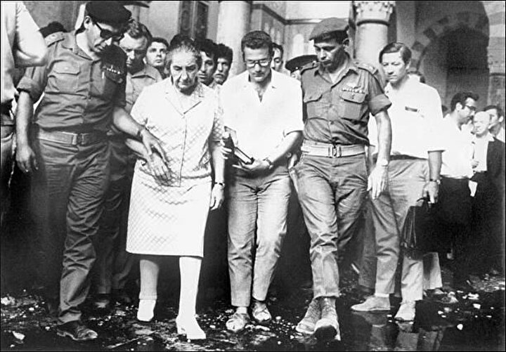 Dönemin İsrail Başbakanı Golda Meir ve beraberindeki heyet, Kıble Mescidi'nin içinde.