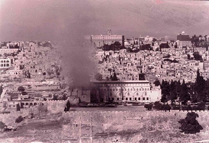 Yangın sırasında karşı tepeden çekilmiş bir fotoğraf.