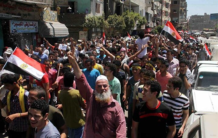 Darbe karşıtları, zaman zaman protesto gösterilerine devam ediyor.