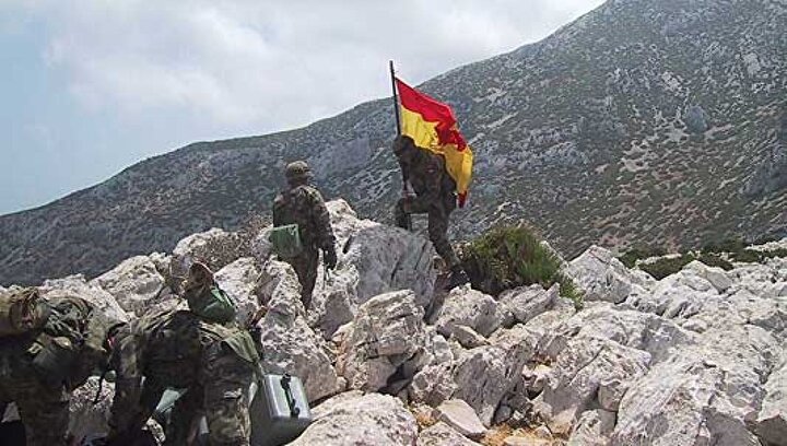 2002'deki Fas çıkartması üzerine İsla Prejill denilen adaya çıkan İspanyol askerler, adaya İspanya bayrağı dikti.