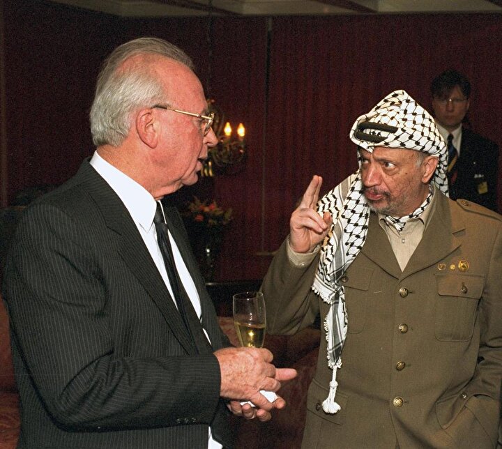 Yitzhak Rabin (solda) ve Yaser Arafat, Oslo Süreci'nde ilk kez karşılıklı müzakere yürüttü.