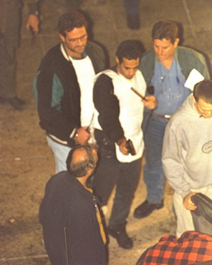 Rabin'in katili Yigal Amir, polisler tarafından olay yerinde kendisine tatbikat yaptırılırken...