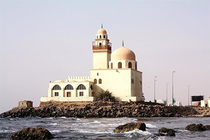 El Vekil'in Cidde'de inşa ettiği ''Ada Camii''nin minaresi, doğal ortamı ile uyumlu olması için bir deniz fenerine benzetildi.