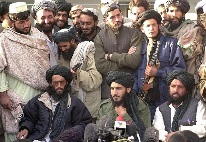 Taliban sözcüleri, basına açıklama yaparken, 2001...