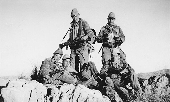 1954'te Cezayir vatandaşlarının Fransız sömürgeciliğine karşı ayaklanarak başlattığı Cezayir Bağımsızlık Savaşı 1962 yılına kadar sürdü.
