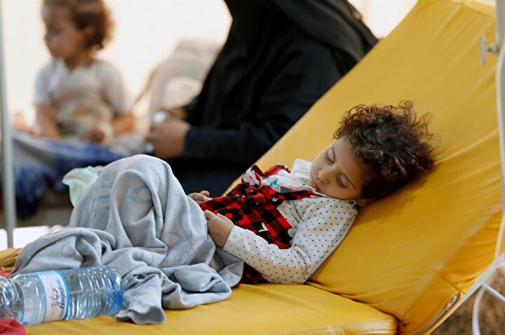 İç savaşın tüm şiddetiyle devam ettiği Yemen'de, baştan kolera olmak üzere, pek çok salgın hastalık insan hayatını tehdit ediyor. (Khaled Abdullah / Reuters)
