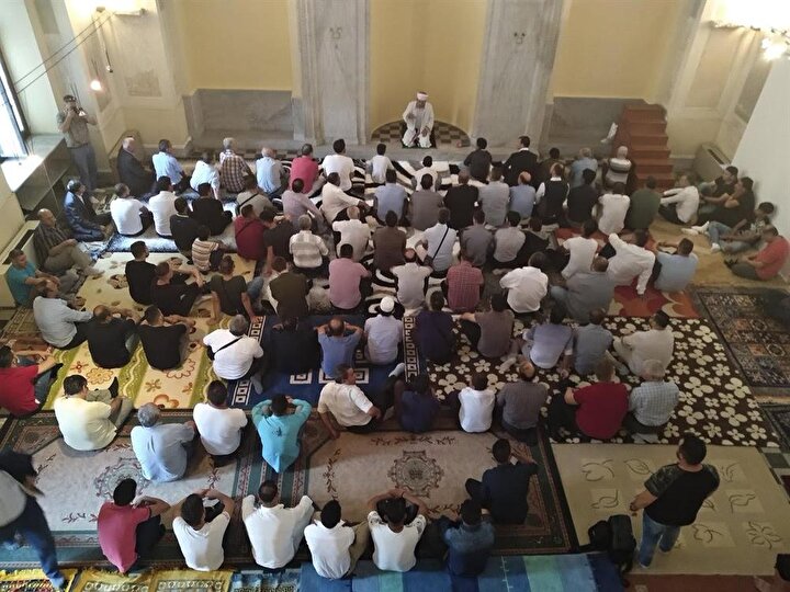 Yeni Cami'de kılınan kurban bayramı namazından bir kare.