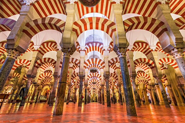 Hipostil tarzı bir mimariye sahip olan Kurtuba Ulu Camii'nin ortasında sütunlar katedralın inşası için yıkılmıştı.