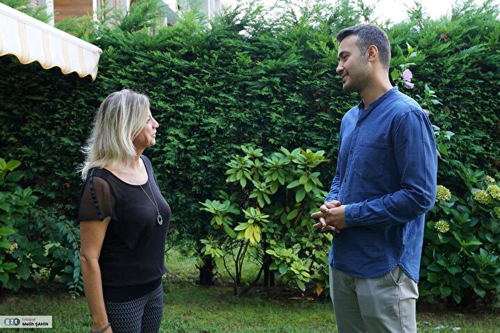 Evli ve iki kız çocuğu annesidir.