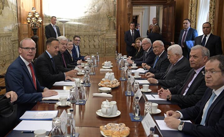 Filistin heyetinin ziyareti sırasında İrlanda Başbakanı Leo Varadkar'ın (Solda, Coveney'in yanında) katıldığı bir görüşme de gerçekleşti. (Thaer Ghanaim / Filistin Devlet Başkanlığı)
