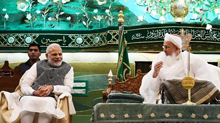 Hindistan Başbakanı Narendra Modi (Solda) ve cemaat lideri Seyyidina Mufaddal Saifuddin bir arada.