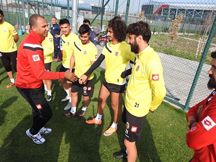 Mehmet Aurelio yeni takımıyla çıktığı ilk idmanda oyuncularıyla sırasıyla tanıştı.