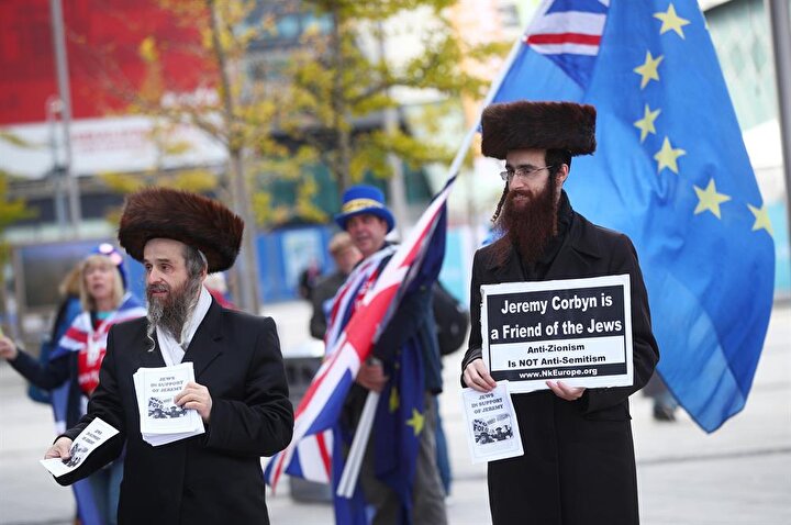 Corbyn'in konuştuğu salonun dışında kendisini destekleyen Yahudiler de bildiri dağıtıyor. (Hannah McKay / Reuter)