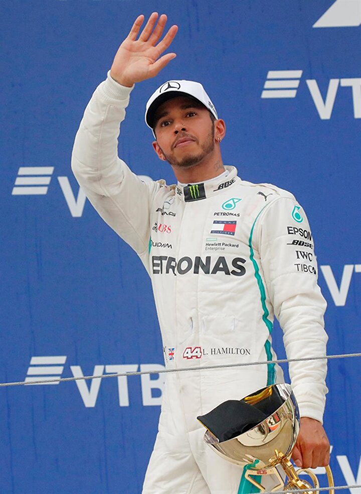Lewis Hamilton kupasını aldıktan sonra hayranlarını selamladı.