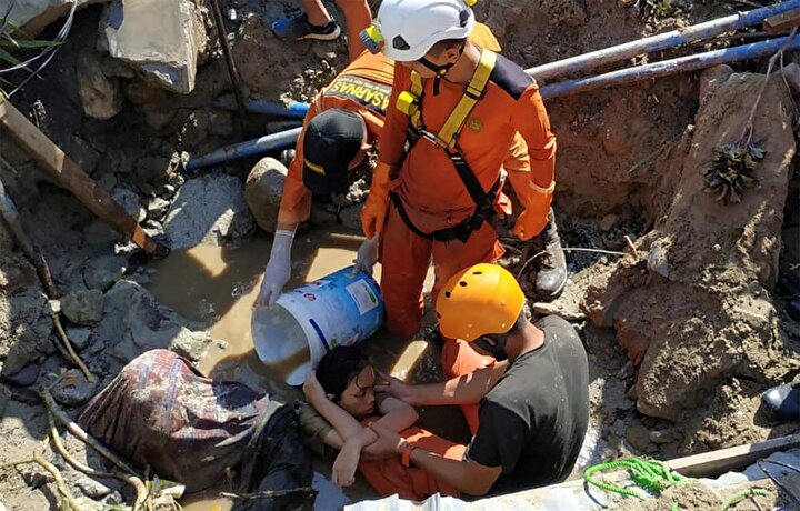 Bölgede hala pek çok enkaza ulaşılabilmiş değil. Bu nedenler ölü sayısının artmasından endişe ediliyor. (Reuters)