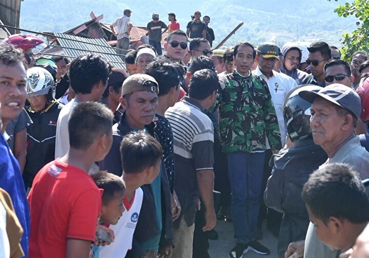 Devlet Başkanı Jojo Widodo (Kamuflajlı), afet bölgesine gelerek incelemelerde bulundu.