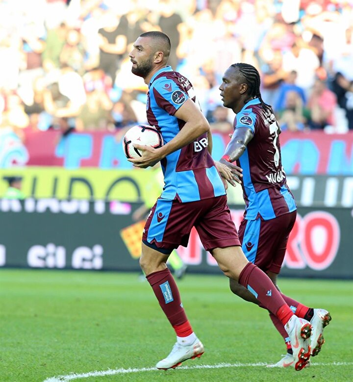 Burak Yılmaz gol sevincini takım arkadaşı Rodallega ile paylaştı.