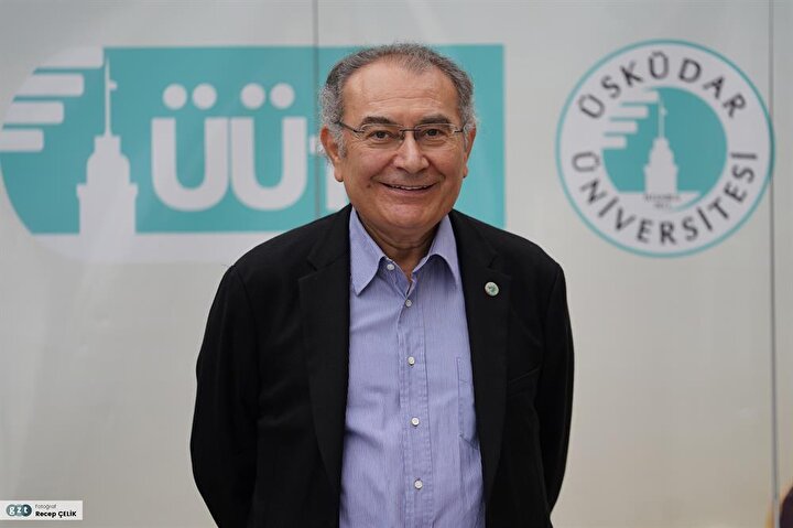 31′i uluslararası olmak üzere 100′ün üzerinde yayını vardır. İngilizce ve Almanca bilmektedir.