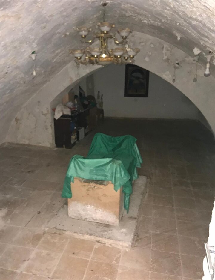 İbadete kapalı olan mescidin içinde, yalnızca kabir vardır.