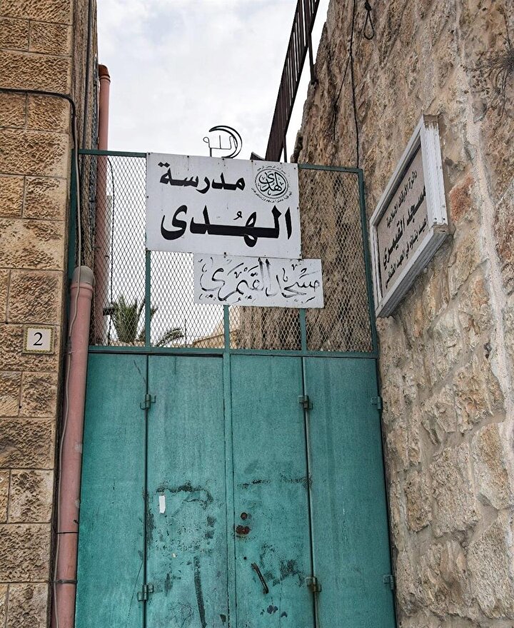 Gaymerî Mescidi, aynı zamanda bir aile kabristanıdır.