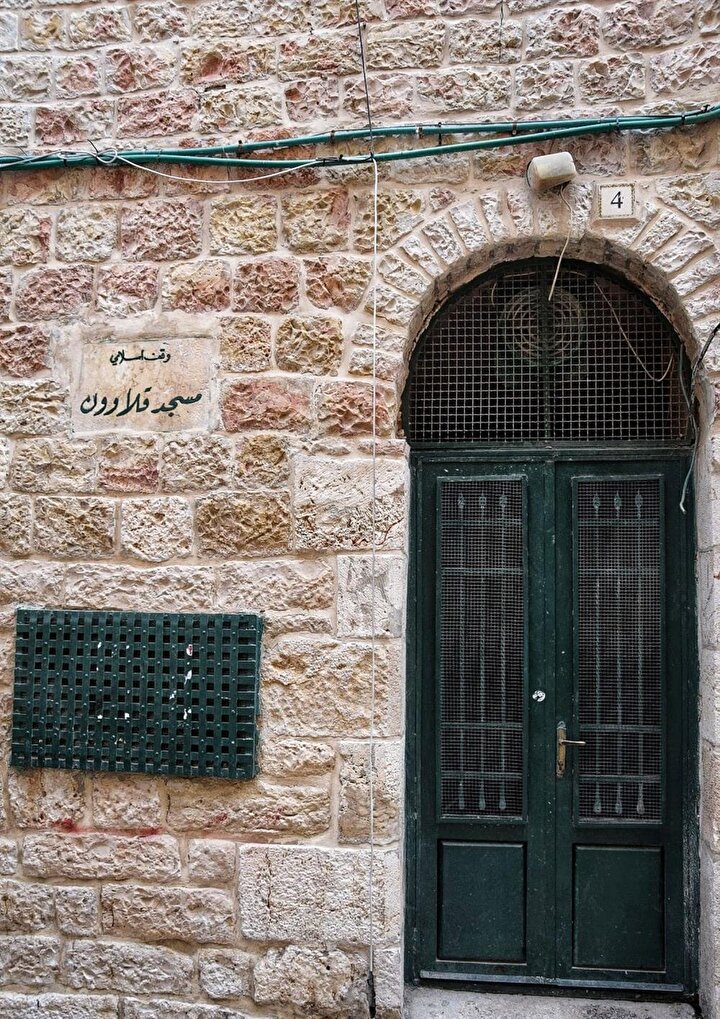 Mescit ismini Memlûk sultanı Kalâvûn'dan almıştır.