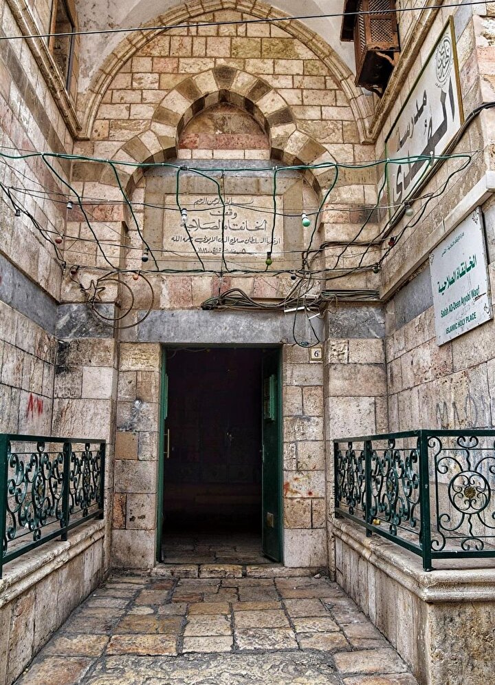 Mescidin üst kısmında, Salahaddîn Eyyûbî'nin fetihten sonra yaşadığı ev de vardır.