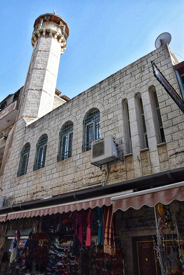 Derğas Mescidi, El Vâd Caddesi üzerindedir.