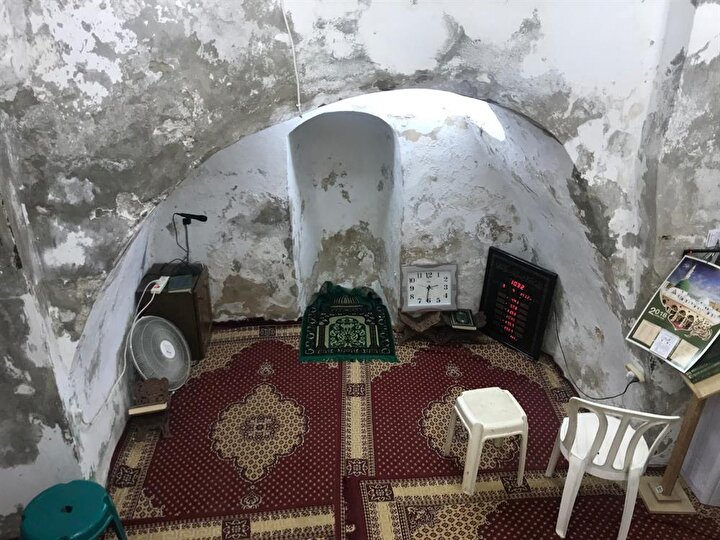 Müsebbit Mescidi, ancak 4-5 kişinin namaz kılabileceği bir mekândır.