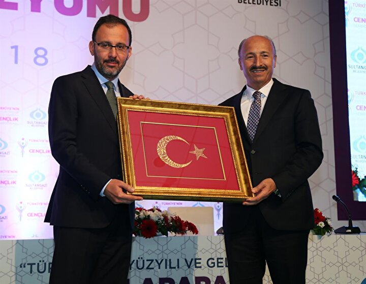 Sultangazi Belediye Başkanı Cahit Altunay, Gençlik ve Spor Bakanı Mehmet Kasapoğlu'na bir hediye takdim etti.