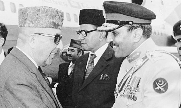 1978'de Afganistan Başkanı Muhammed Davud'u karşılarken.