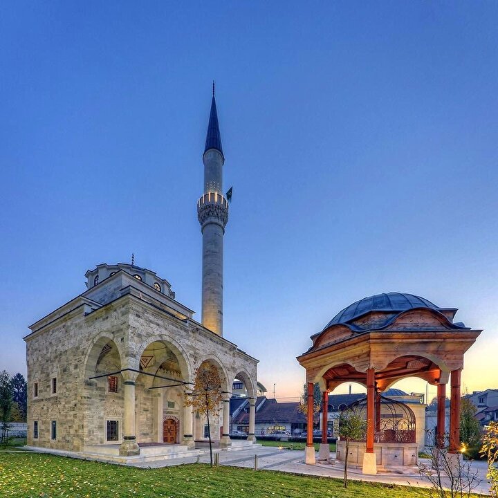 Bosna savaşı sırasında 7 Mayıs 1993’te Sırplar tarafından dinamitle havaya uçurulan ve yeniden inşa edilen Ferhadiye Camii.