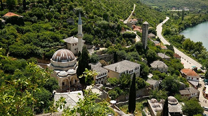 Mostar Köprüsü'nün yakınında yer alan tarihi Koski Mehmed Paşa Camiii.