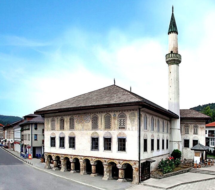 Bosna'nın Travnik kentinde bulunan Alaca Camii.