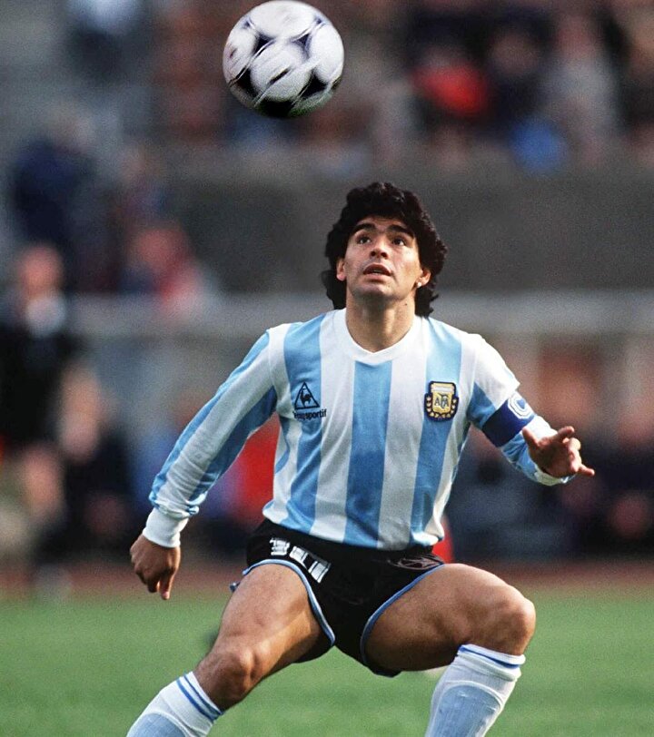 Maradona topu kontrol ederken.