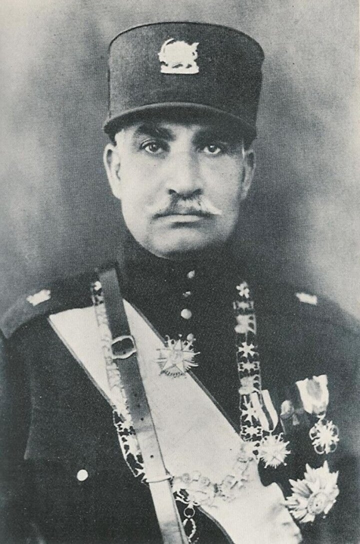 Rıza Şah Pehlevi, İkinci Dünya Savaşı'nda tarafsız kalmaya çabalasa da Hitler Almanya'sına daha yakın olduğu biliniyordu.