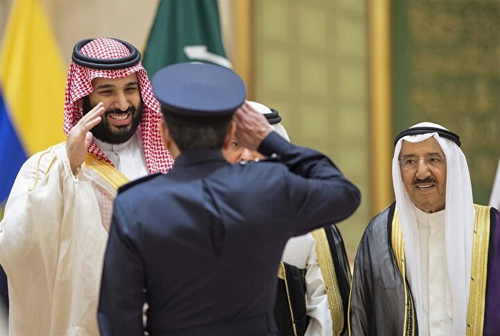 Suudi Arabistan Veliaht Prensi Muhammed bin Selman resmi ziyaret gerçekleştirdiği Kuveyt'te askeri törenle karşılanmıştı.