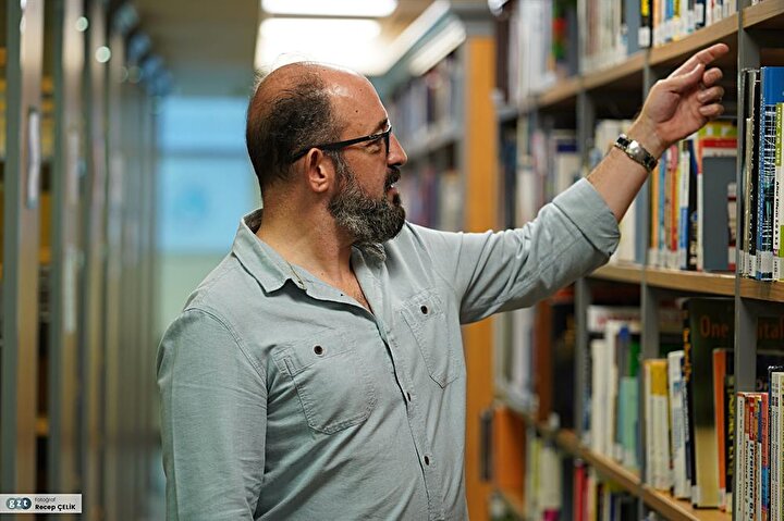 Hacettepe Üniversitesi Fen Fakültesi Biyoloji Bölümü’nden mezun oldu.