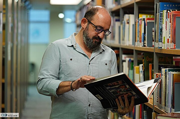 Ondokuz Mayıs Üniversitesi Tıp Fakültesi Histoloji-Embriyoloji Anabilim Dalı’nda yüksek lisans, aynı kurumun Fizyoloji Anabilim Dalı’nda ise doktora eğitimini tamamladı. 2010 yılında Tıbbi Fizyoloji Doçenti ünvanını aldı.